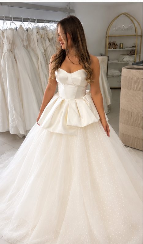 Bustier, basque en satin, jupe en tulle