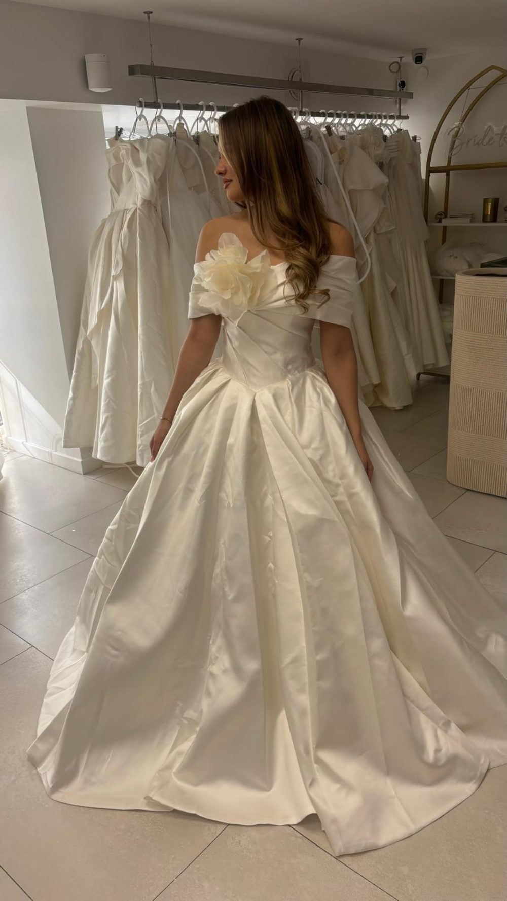 Satin, épaules dénudées, fleur au buste