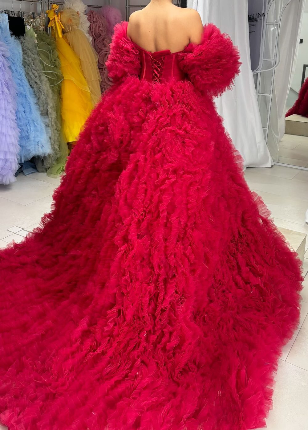 Tulle rouge volanté, manches bouffantes